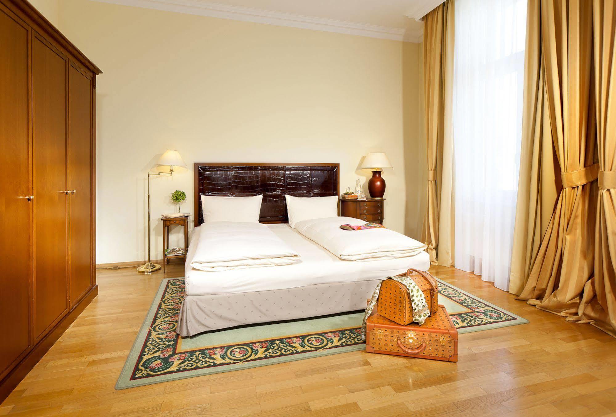 Louisa's Place 5*